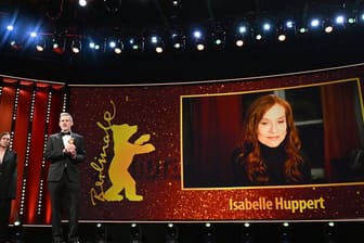 Regisseur Laurent Larivière hat den Preis stellvertretend für Schauspielerin Isabelle Huppert entgegengenommen.