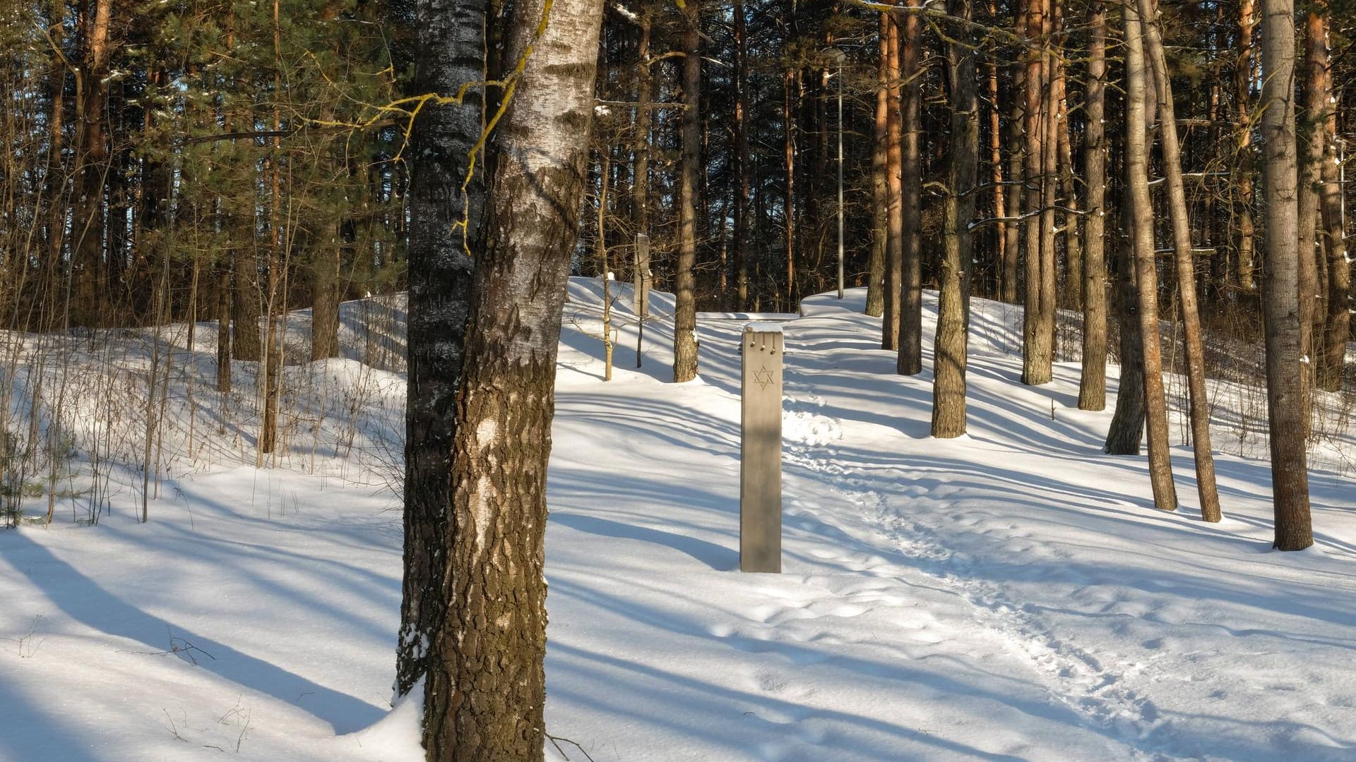 Stelen erinnern an das Massaker im Wald von Rumbula.