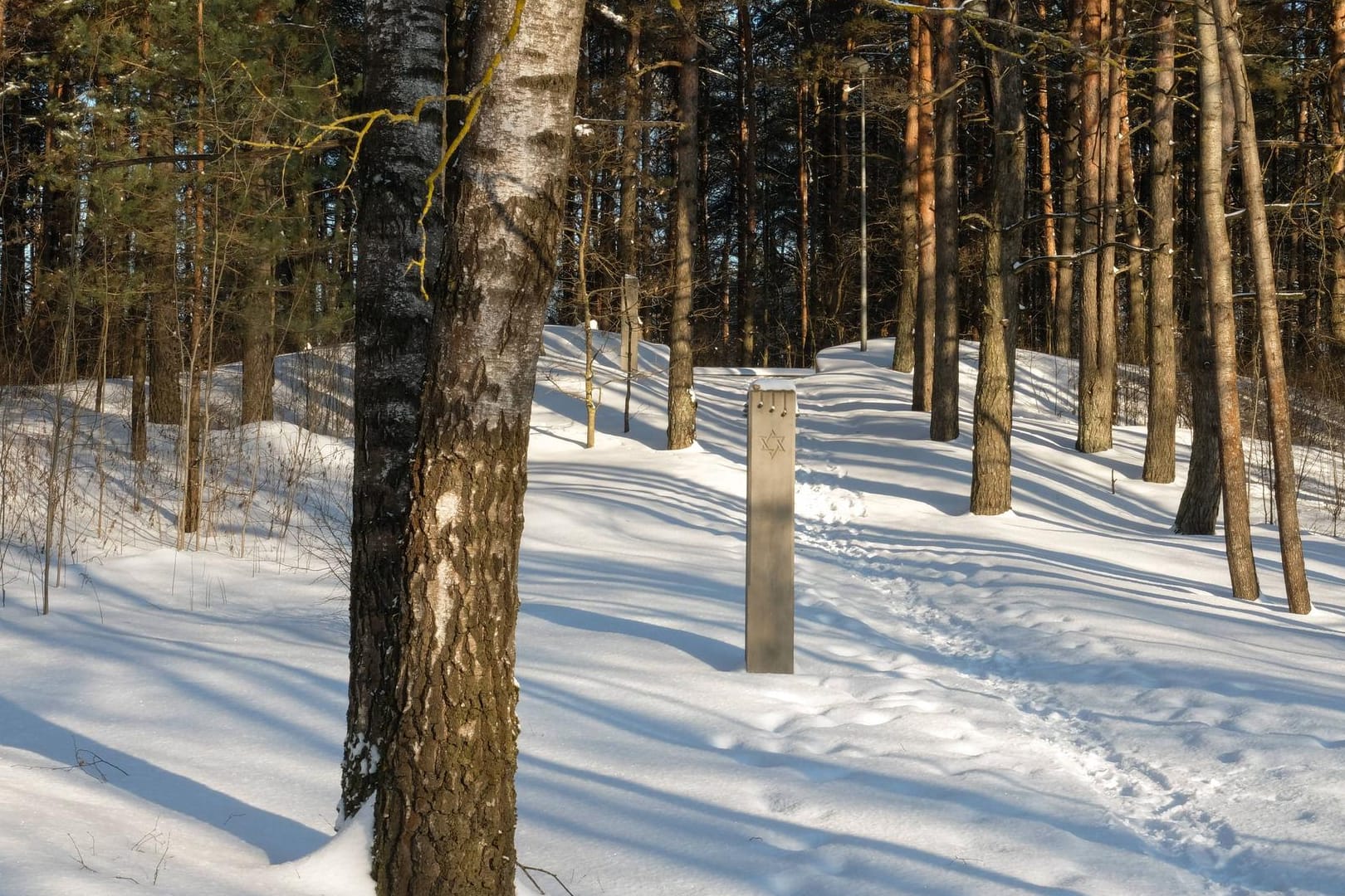 Stelen erinnern an das Massaker im Wald von Rumbula.