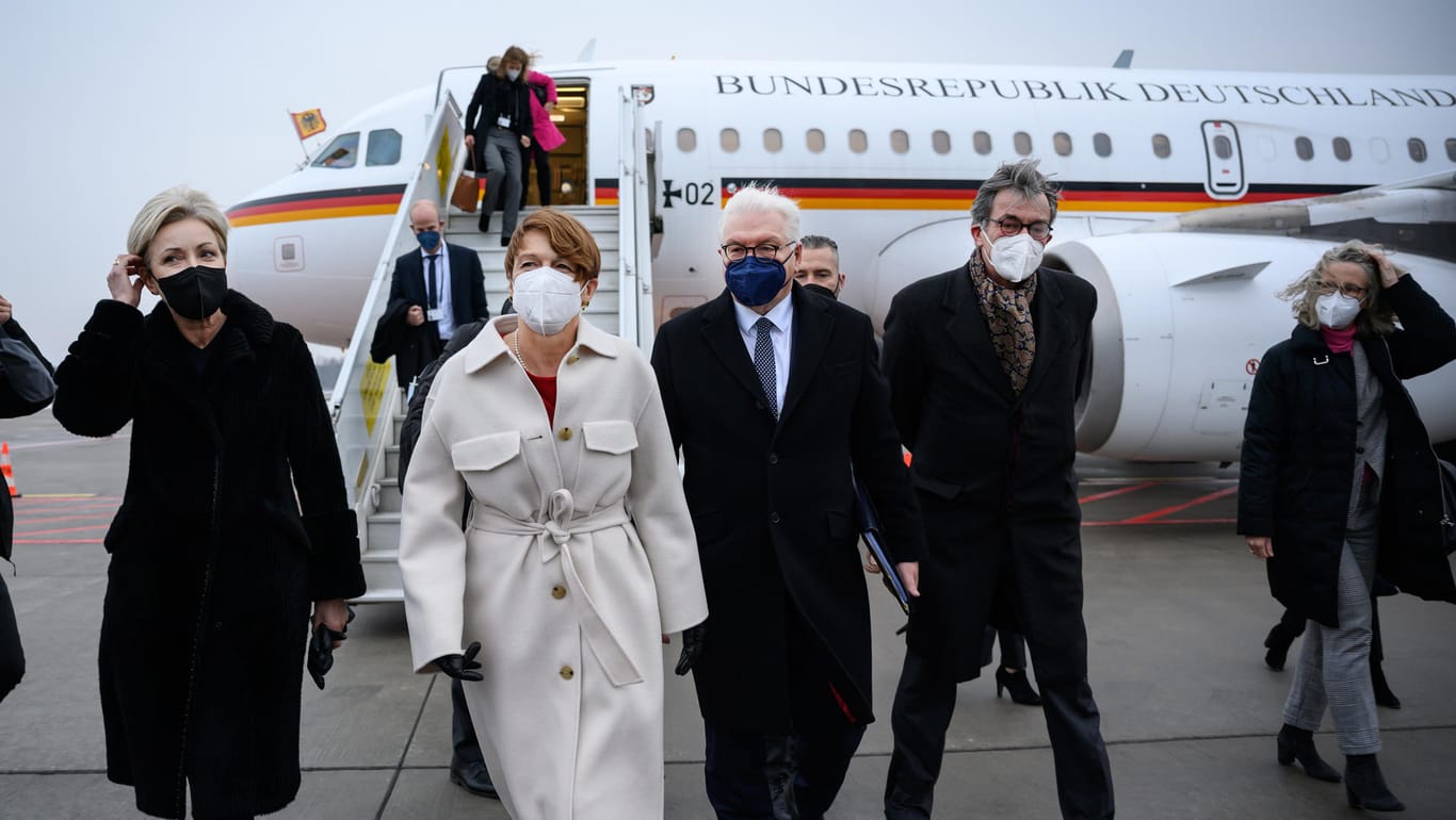 Bundespräsident Steinmeier und seine Frau Elke Büdenbender bei der Ankunft in Riga.