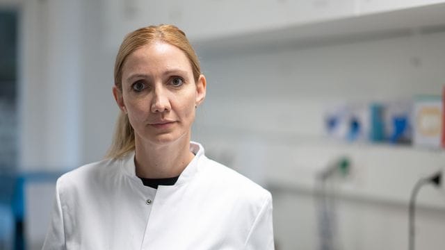 Virologin Sandra Ciesek spricht im NDR-Podcast "Das Coronavirus-Update" über die Impfpflicht. Virologin Sandra Ciesek spricht im NDR-Podcast "Das Coronavirus-Update" über die Impfpflicht.