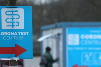 Ein Corona-Testzentrum in Wuppertal (Symbolbild): Die Inzidenzwerte gehen in Deutschland langsam zurück.