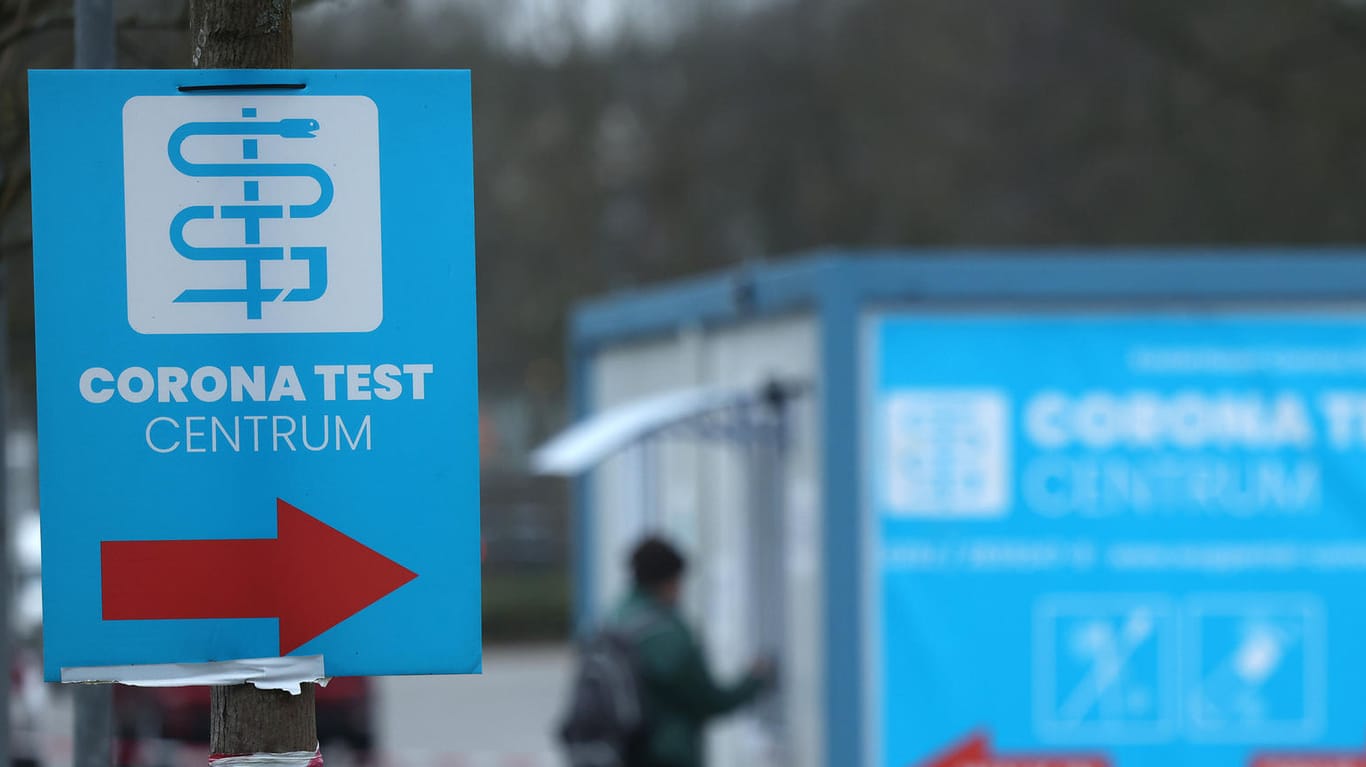 Ein Corona-Testzentrum in Wuppertal (Symbolbild): Die Inzidenzwerte gehen in Deutschland langsam zurück.
