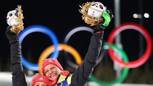 Victoria Carl (r) und Katharina Hennig feiern auf dem Podium.