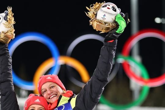 Victoria Carl (r) und Katharina Hennig feiern auf dem Podium.