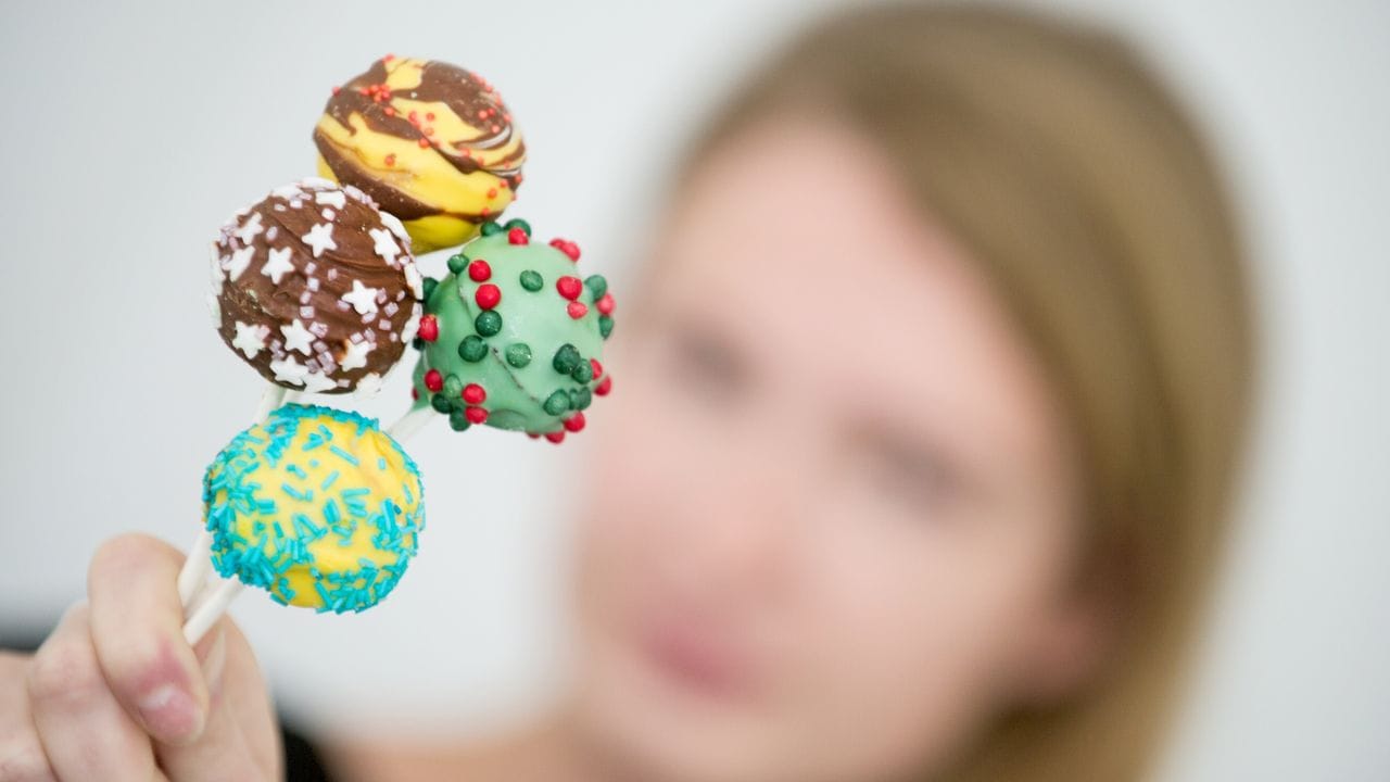Die Cake-Pops sollten nicht zu groß sein, damit sie auf den Stielen halten. Die Cake-Pops sollten nicht zu groß sein, damit sie auf den Stielen halten.