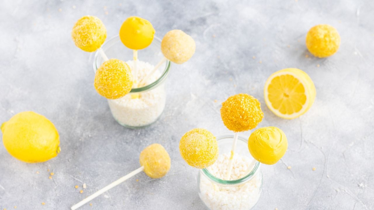 Die Cake-Pop-Variante auf Krümel-Basis wird zunächst aus zerkrümelten Zitronenwaffeln und Frischkäse geformt. Die Cake-Pop-Variante auf Krümel-Basis wird zunächst aus zerkrümelten Zitronenwaffeln und Frischkäse geformt.