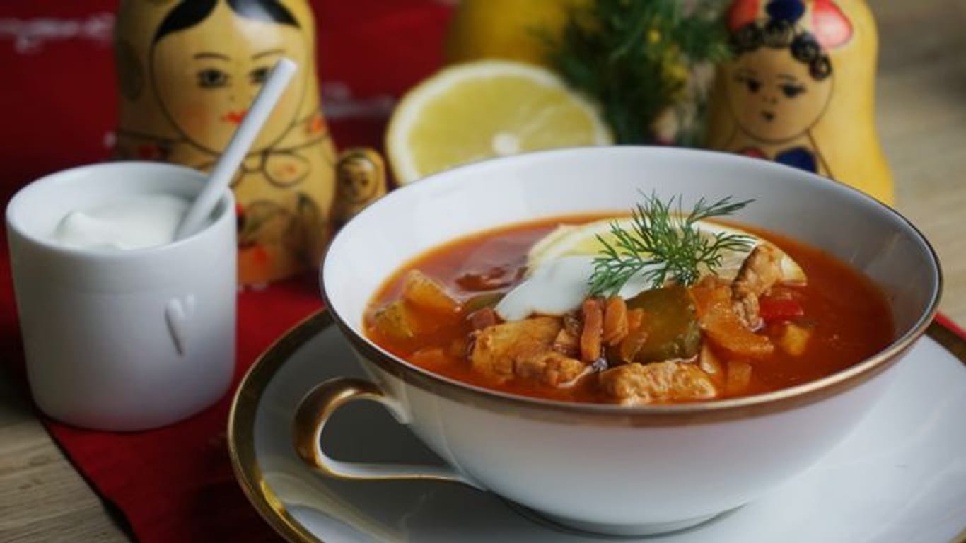 Soljanka: Die pikant-säuerliche Suppe kann als Topping mit einen Klecks Saure Sahne abgerundet werden.