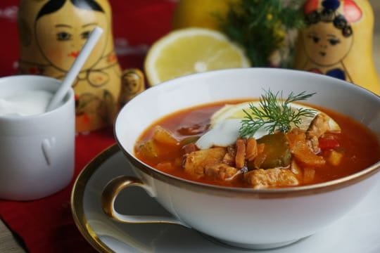 Soljanka: Die pikant-säuerliche Suppe kann als Topping mit einen Klecks Saure Sahne abgerundet werden.