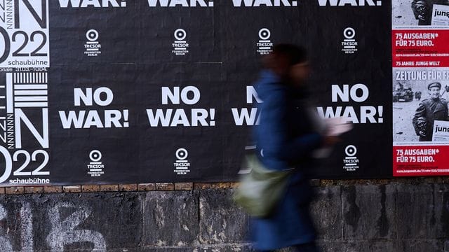 Plakataktion "No War!"