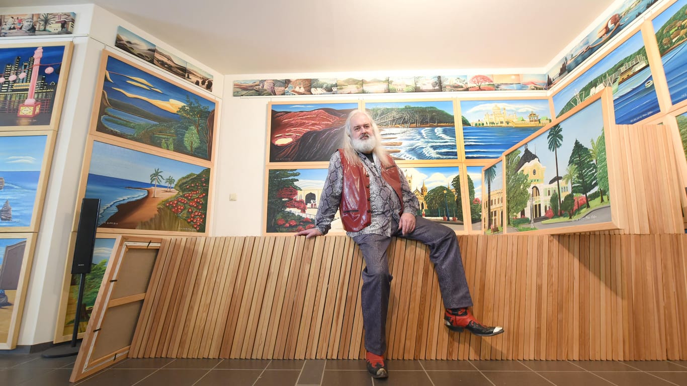 Der Künstler auf einer Reihe an Bildern: Der 65-Jährige sucht dringend einen Ausstellungsort oder wie er sagt, einen Millionär für sein aus 192 Ölbildern bestehendes Weltbild "The World Union Vision".