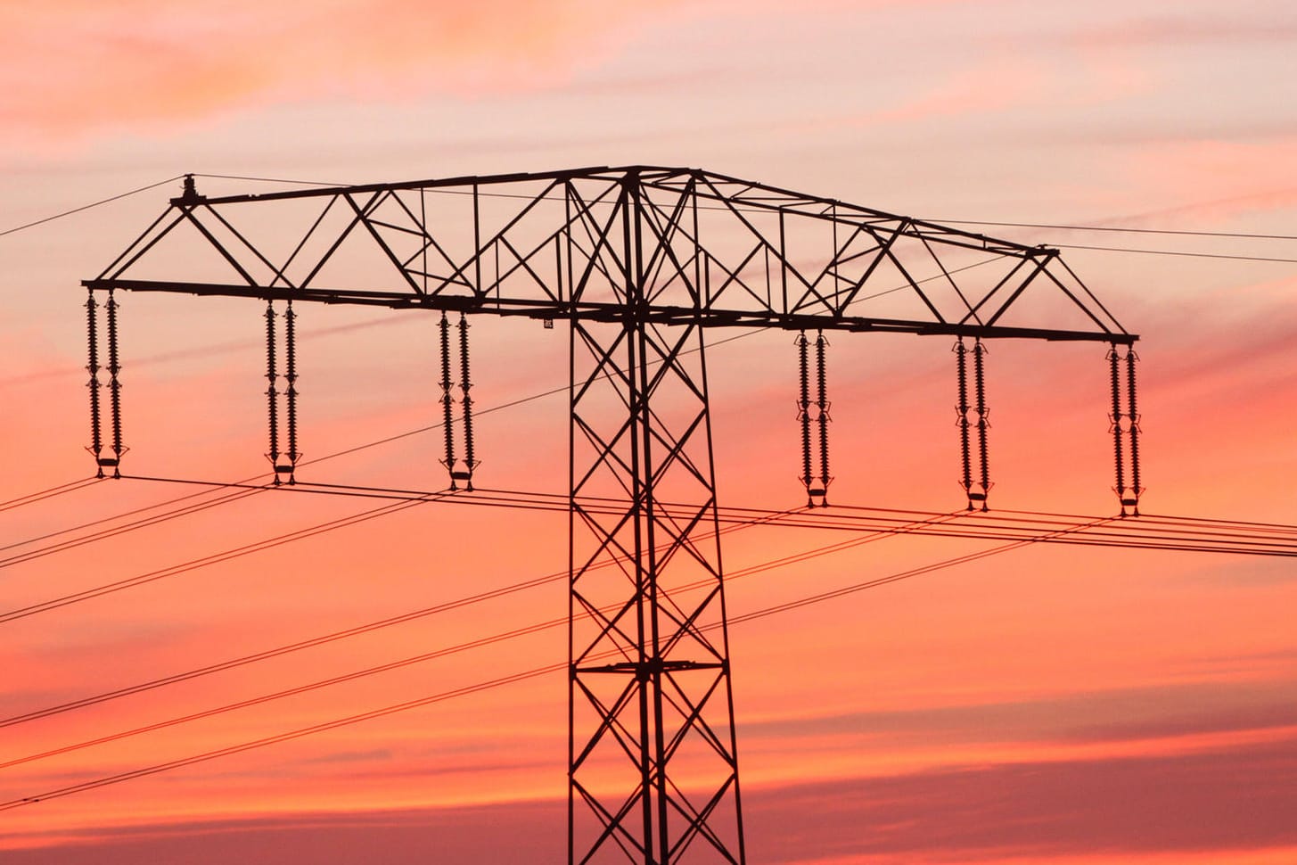Ein Hochspannungsmast im Sonnenaufgang (Symbolbild): Das Ausmaß der Energiekrise wird deutlich. Ein Hochspannungsmast im Sonnenaufgang (Symbolbild): Das Ausmaß der Energiekrise wird deutlich.