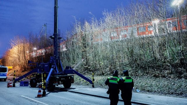 Zwei Mitarbeiter der Deutsche Bahn-Sicherheit: Die Polizei ist mit ihren Ermittlungen an der Unfallstelle noch nicht fertig.