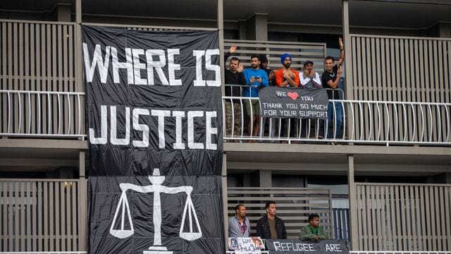 Flüchtlinge und Asylsuchende in Brisbane, die in australischer Einwanderungshaft sind, während einer Demonstration.