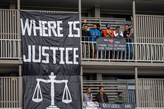 Flüchtlinge und Asylsuchende in Brisbane, die in australischer Einwanderungshaft sind, während einer Demonstration.