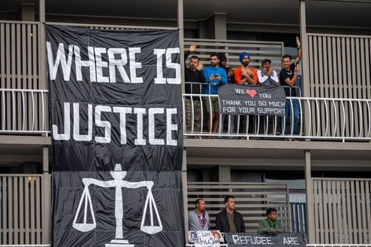 Flüchtlinge und Asylsuchende in Brisbane, die in australischer Einwanderungshaft sind, während einer Demonstration.