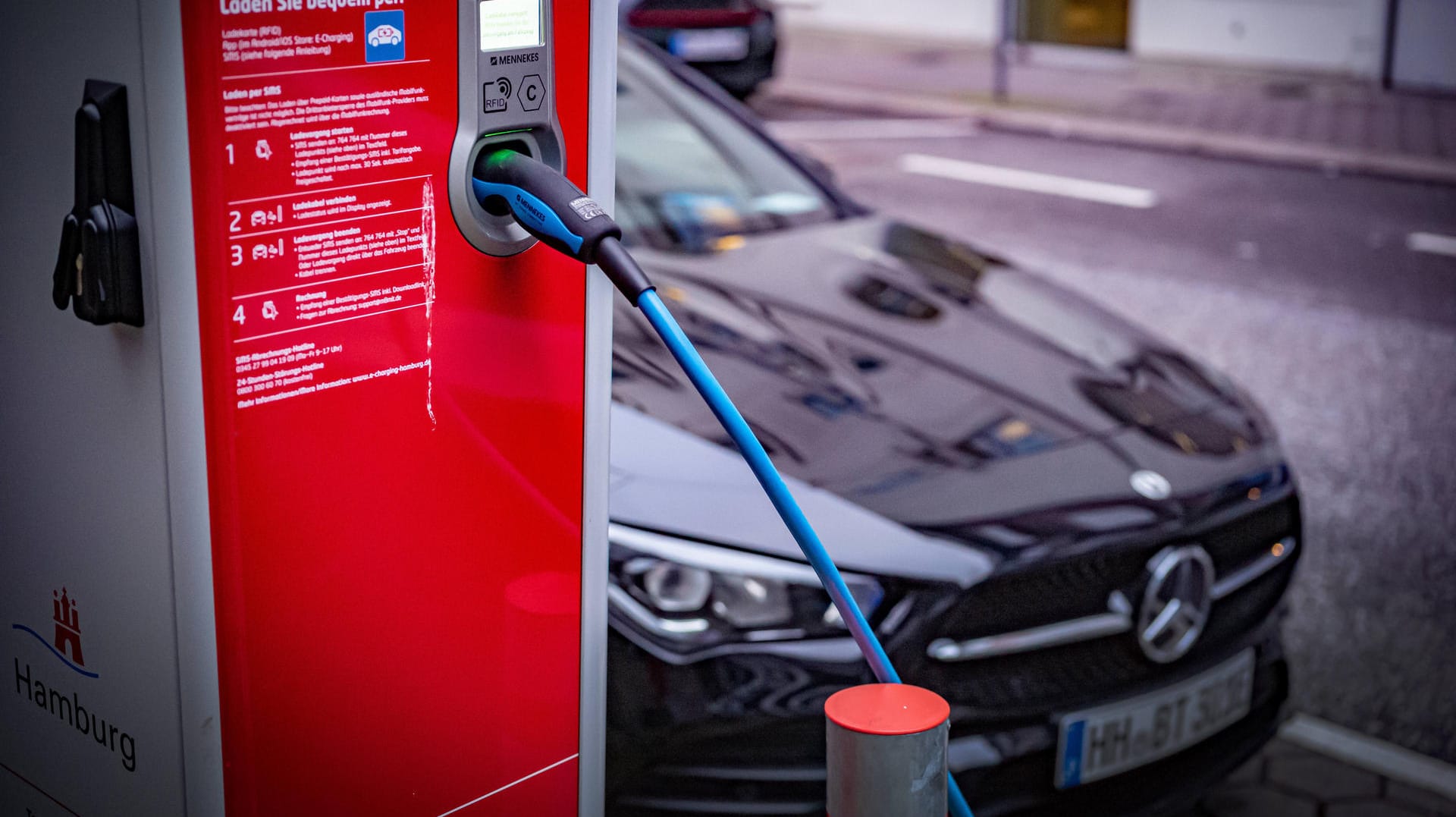 Ein Auto lädt an einer Ladestation in Hamburg (Archivbild): Politiker bemängeln Ausbau der Hamburger Ladesäulenstruktur.