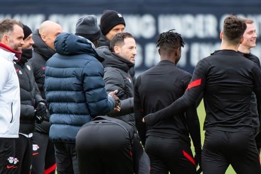 Beim Abschlusstraining von RB Leipzig hat Trainer Domenico Tedesco das Team um sich versammelt.