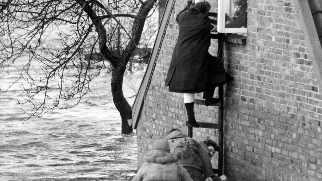 Mit Schlauchbooten werden Bewohner des Hamburger Stadtteils Wilhelmsburg aus einem Haus gebracht (Archivbild): Mehr als 300 Menschen sind bei der Flut ums Leben gekommen.