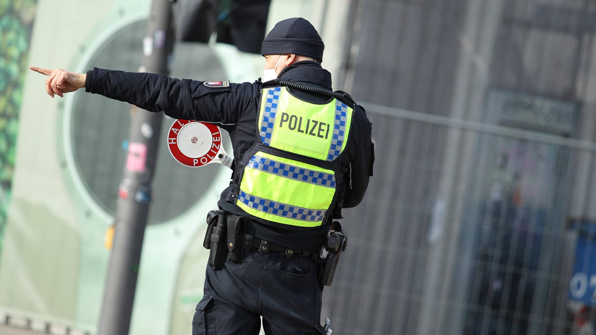 Polizist bei einer Kontrolle (Symbolbild): Ein Mann hatte einen Beamten wohl absichtlich angefahren.