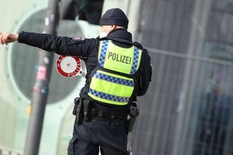 Polizist bei einer Kontrolle (Symbolbild): Ein Mann hatte einen Beamten wohl absichtlich angefahren.