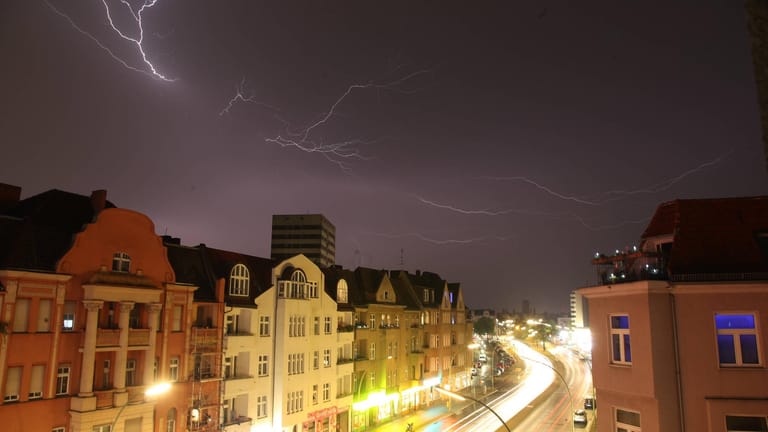Blitze zucken über den Berliner Nachthimmel (Archivbild): Auch Gewitter sind in der Hauptstadt zu erwarten.