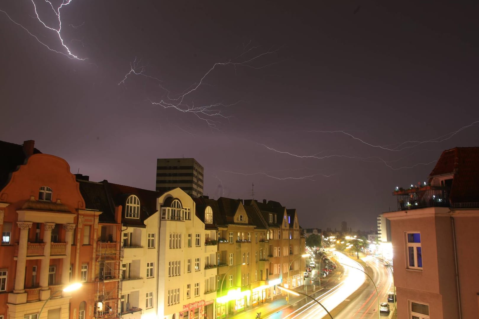 Blitze zucken über den Berliner Nachthimmel (Archivbild): Auch Gewitter sind in der Hauptstadt zu erwarten.