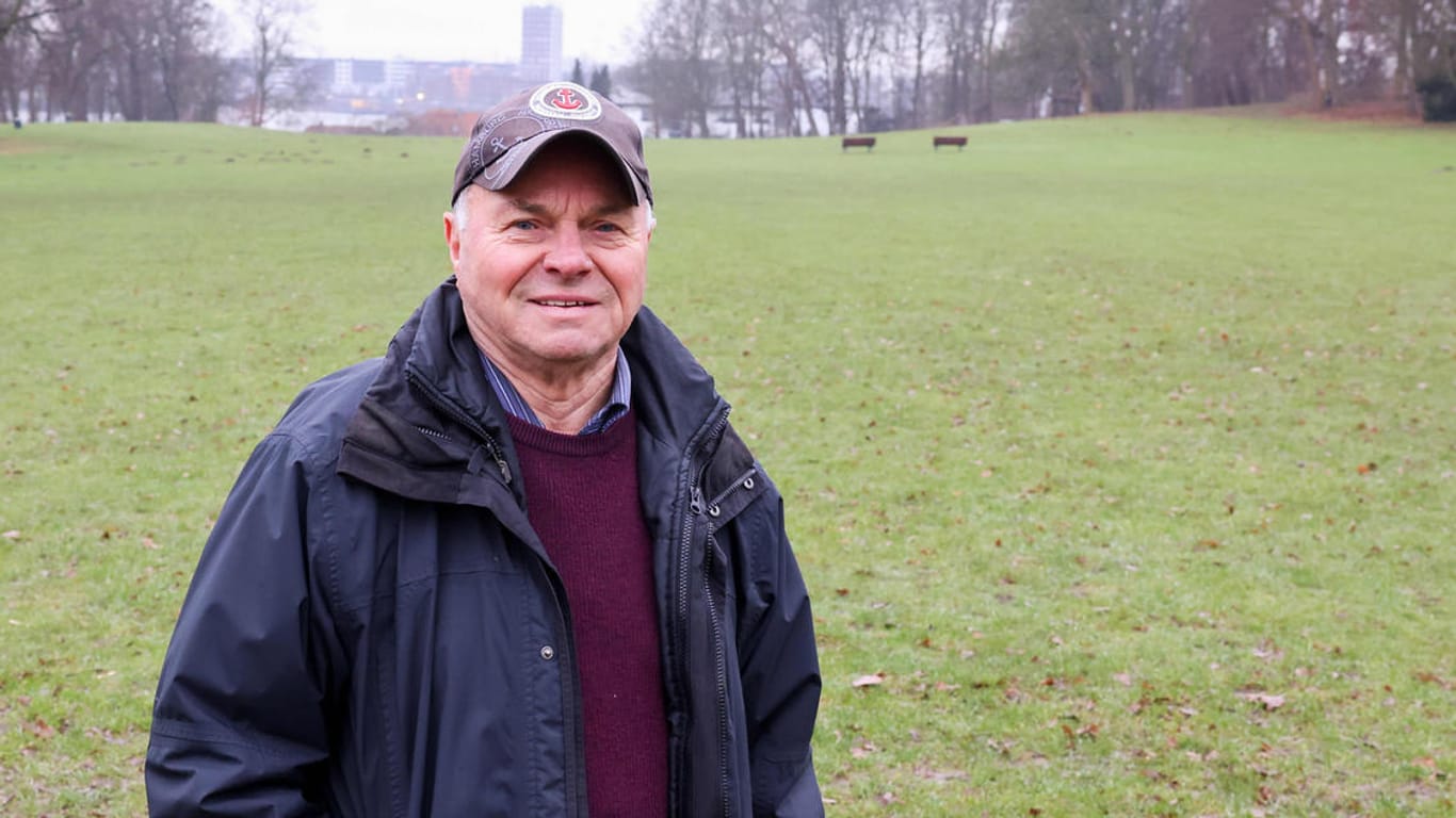 Klaus-Peter Leiste, ehemaliger Helfer einer Blankeneser Jugendrotkreuz-Gruppe bei der Sturmflut 1962, steht auf der großen Wiese im Jenischpark im Stadtteil Hamburg-Othmarschen.