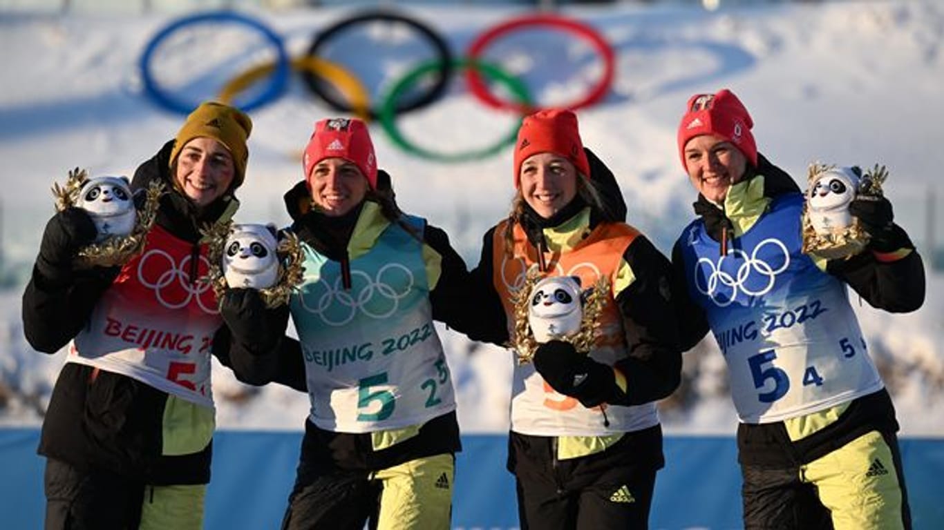 Vanessa Voigt (l-r), Vanessa Hinz, Franziska Preuss und Denise Herrmann freuen bei der Flower Ceremony über olympisches Bronze.