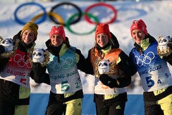 Vanessa Voigt (l-r), Vanessa Hinz, Franziska Preuss und Denise Herrmann freuen bei der Flower Ceremony über olympisches Bronze.
