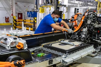 Mitarbeiter des Fahrzeugherstellers Volvo in Belgien (Symbolbild): In Deutschlands Nachbarland sollen Arbeitnehmer vier Tage arbeiten dürfen.
