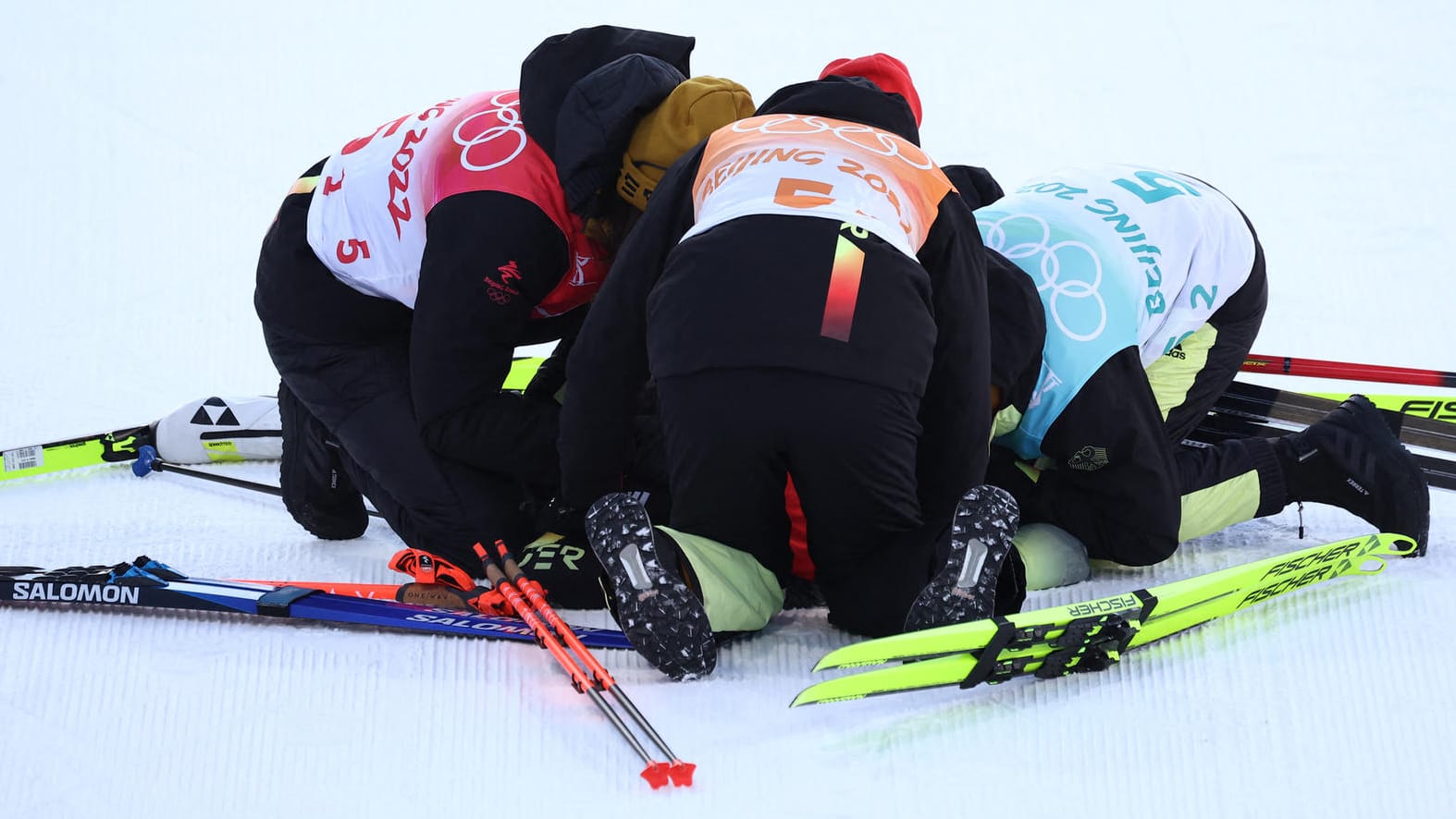 Die deutschen Biathlon-Damen nach dem Zieleinlauf Herrmanns: Die Erleichterung über die Medaille war groß.