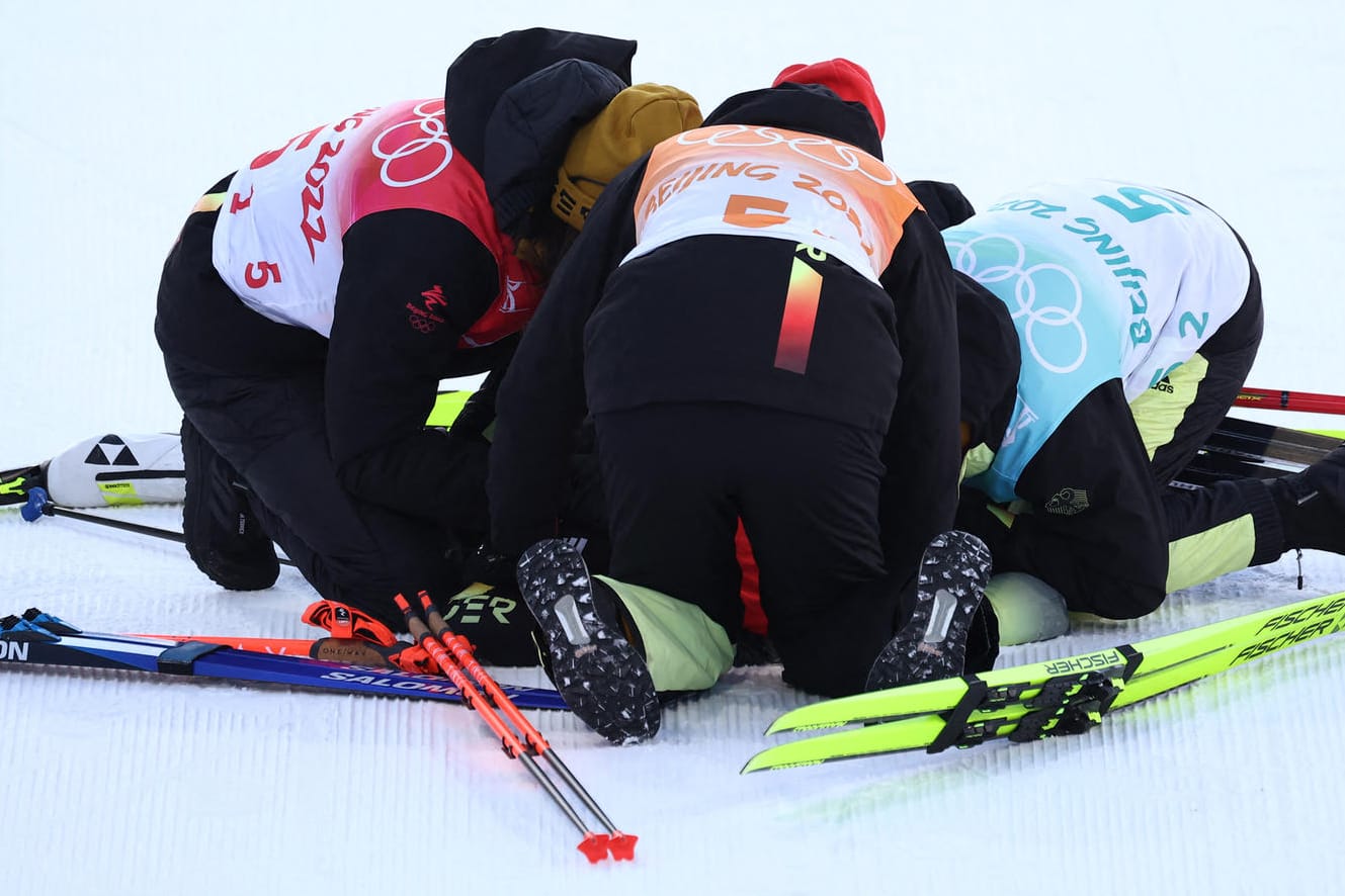 Die deutschen Biathlon-Damen nach dem Zieleinlauf Herrmanns: Die Erleichterung über die Medaille war groß.