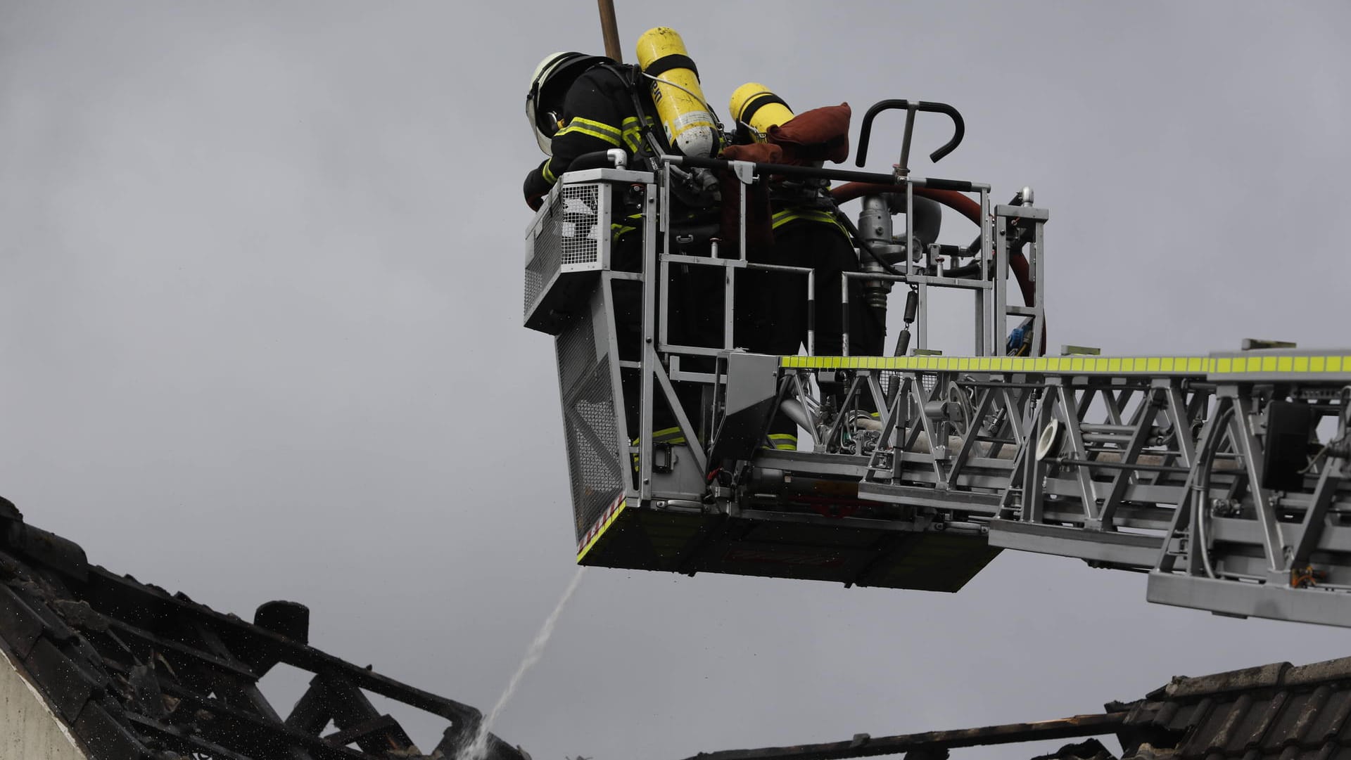 Feuerwehr Hamburg löscht Einfamilienhaus von einer Drehleiter aus (Symbolbild): Das Haus stand leer. Feuerwehr Hamburg löscht Einfamilienhaus von einer Drehleiter aus (Symbolbild): Das Haus stand leer.