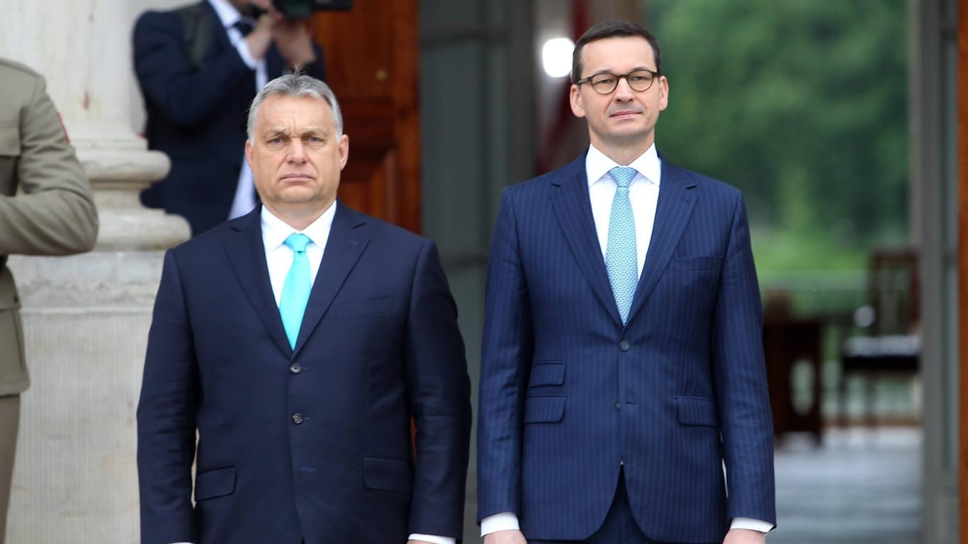 Ungarns Regierungschef Orban und sein polnischer Amtskollege Morawiecki: Die Enfants Terribles der EU haben sich verzockt, nun drohen empfindliche Geldstrafen.