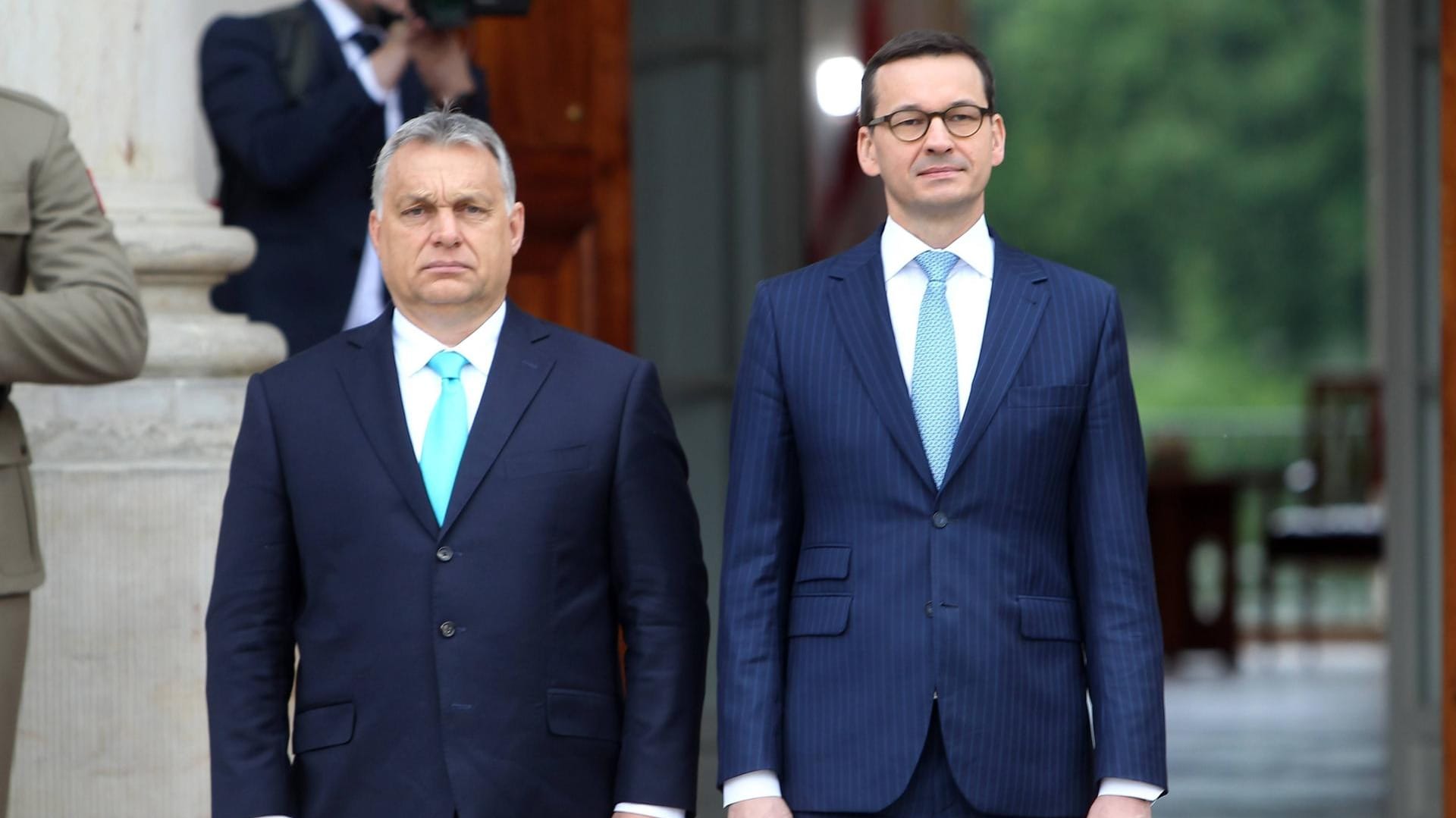 Ungarns Regierungschef Orban und sein polnischer Amtskollege Morawiecki: Die Enfants Terribles der EU haben sich verzockt, nun drohen empfindliche Geldstrafen.