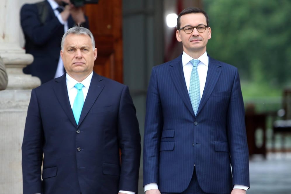 Ungarns Regierungschef Orban und sein polnischer Amtskollege Morawiecki: Die Enfants Terribles der EU haben sich verzockt, nun drohen empfindliche Geldstrafen.
