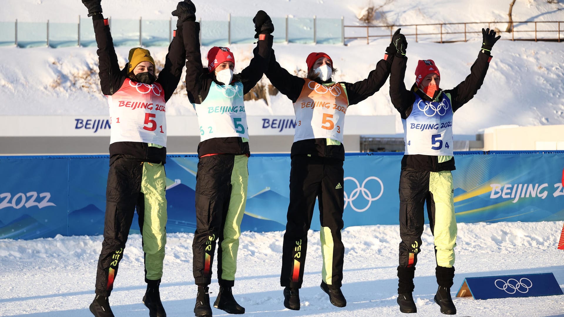 Luftsprung: Die Biathletinnen Vanessa Voigt, Vanessa Hinz, Franziska Preuß und Denise Herrmann (v. l.) freuen sich nach der Bronzemedaille im olympischen Staffelrennen.