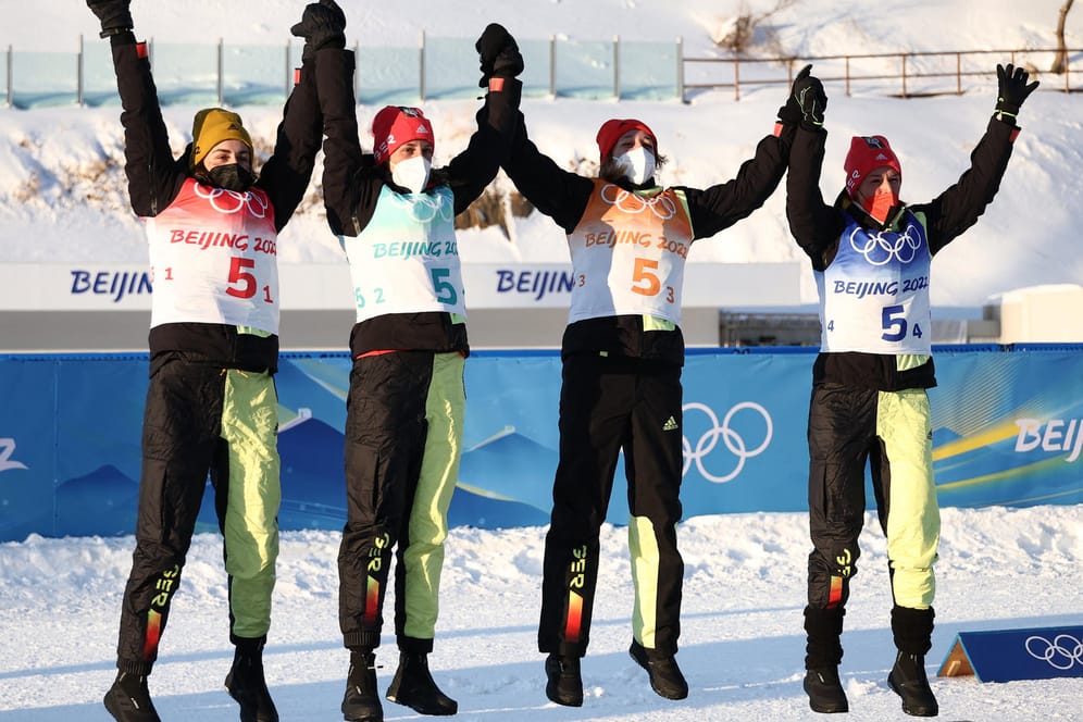 Luftsprung: Die Biathletinnen Vanessa Voigt, Vanessa Hinz, Franziska Preuß und Denise Herrmann (v. l.) freuen sich nach der Bronzemedaille im olympischen Staffelrennen.