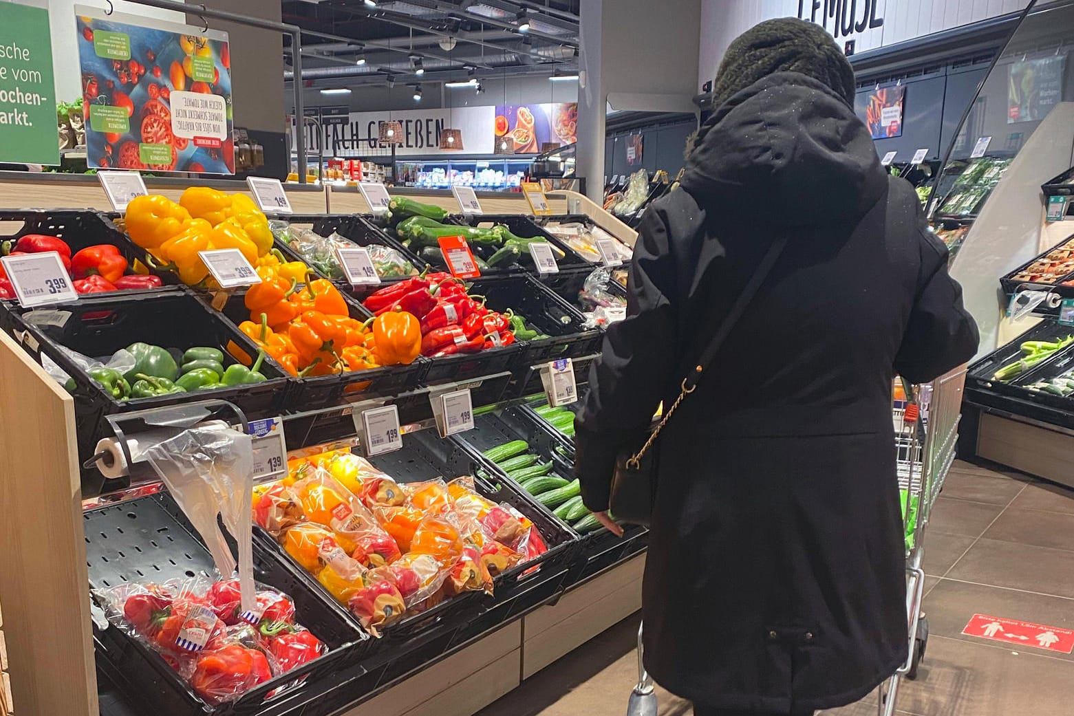 Eine Frau beim Einkauf in einem Supermarkt (Symbolbild): Die Verbraucherpreise waren vergangenes Jahr im Schnitt um 3,1 Prozent gestiegen.