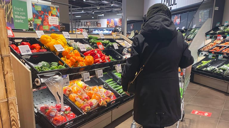 Eine Frau beim Einkauf in einem Supermarkt (Symbolbild): Die Verbraucherpreise waren vergangenes Jahr im Schnitt um 3,1 Prozent gestiegen.