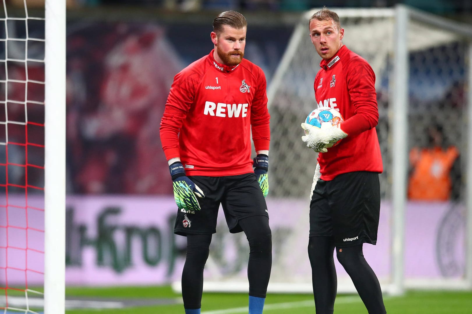 Timo Horn (links) und Marvin Schwäbe gemeinsam auf dem Platz (Archivfoto): Am Samstag vertritt Timo Horn Schwäbe, der an Corona erkrankt ist.