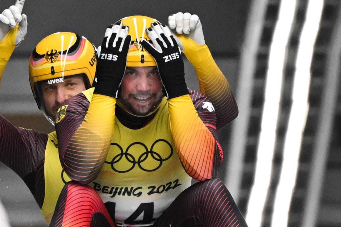 Tobias Wendl (r.) und Tobias Arlt: Die beiden haben durch zwei Erfolge zum hervorragenden Abschneiden im Eiskanal beigetragen.