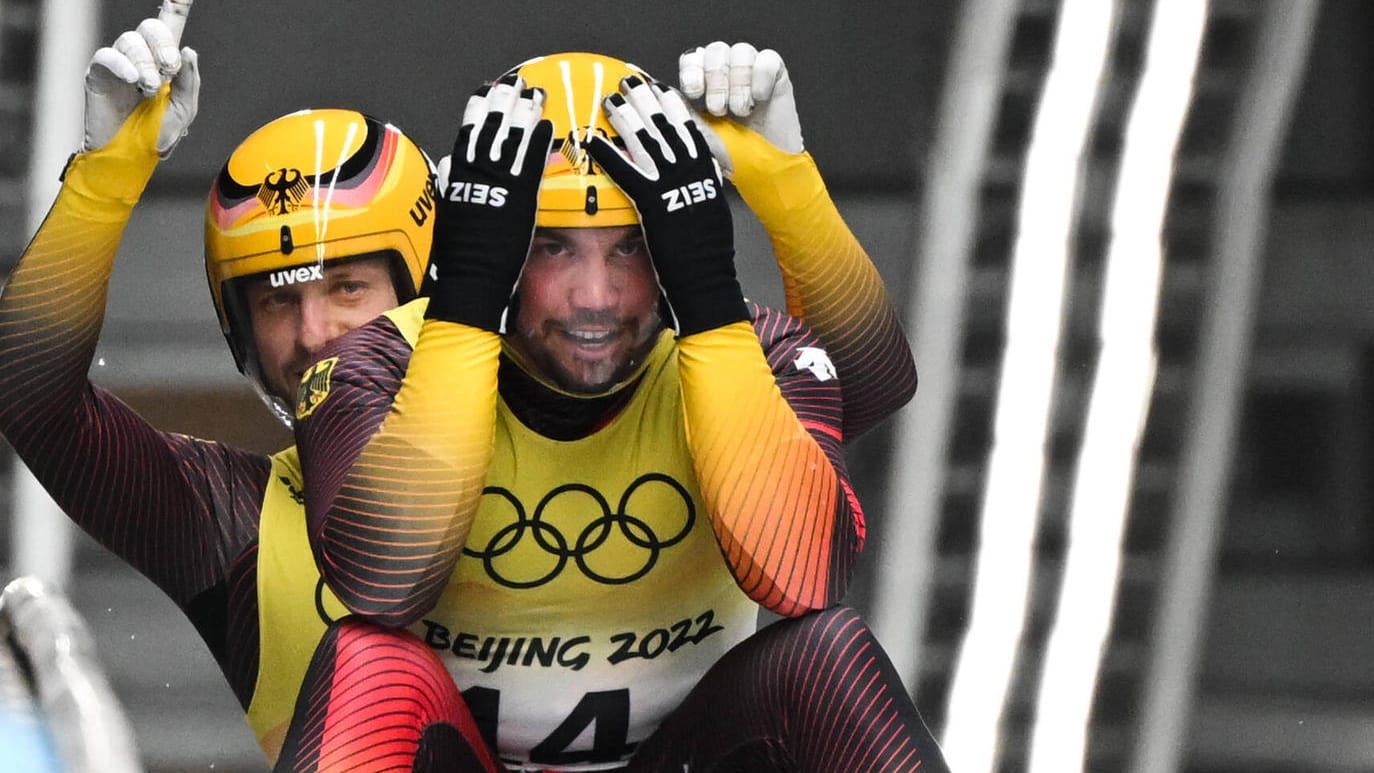 Tobias Wendl (r.) und Tobias Arlt: Die beiden haben durch zwei Erfolge zum hervorragenden Abschneiden im Eiskanal beigetragen.