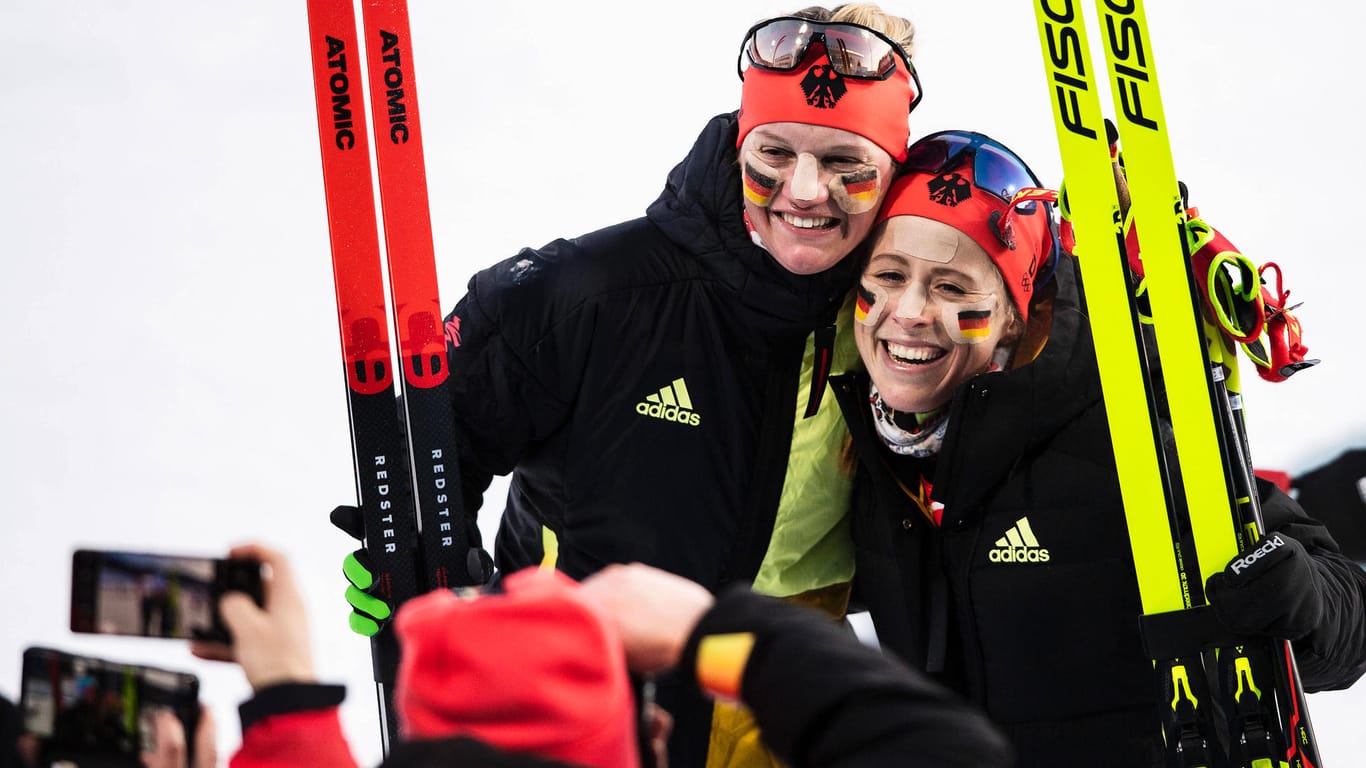 Katharina Hennig (r.) und Victoria Carl freuen sich über ihre Goldmedaille im Teamsprint.