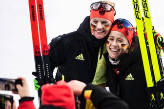 Katharina Hennig (r.) und Victoria Carl freuen sich über ihre Goldmedaille im Teamsprint.