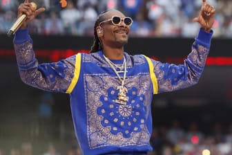 Snoop Doog beim diesjährigen Super Bowl: Der US-Rapper investiert 13 Millionen Euro in eine hessische Cannabis-Firma.