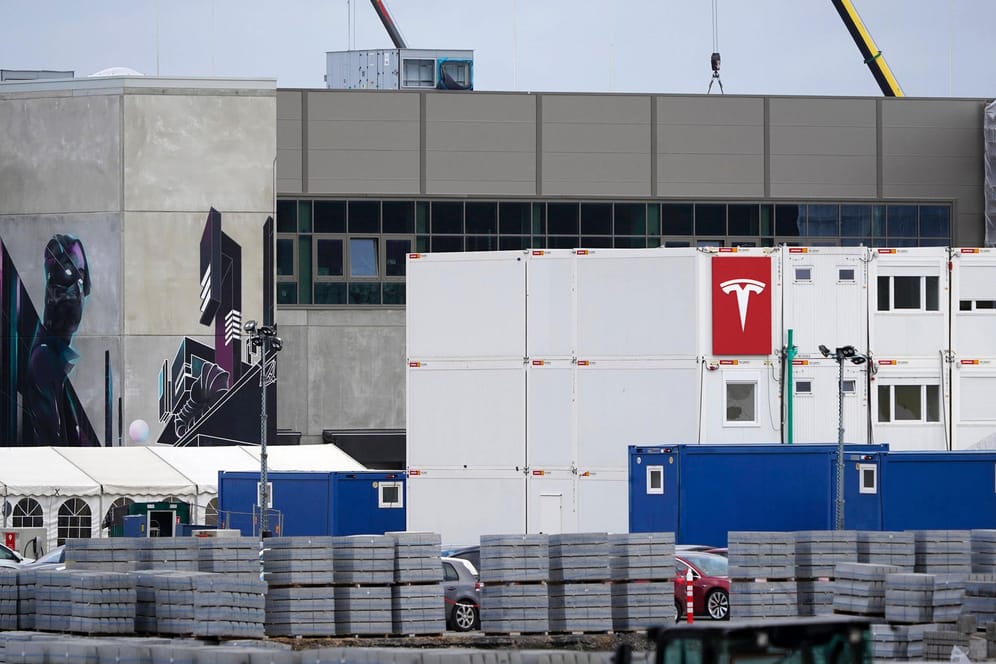 Eine Produktionshalle auf dem Tesla-Gelände in Grünheide bei Berlin (Archivbild): Umweltverbände haben wegen der Wasserlizenz des Tesla-Werkes geklagt.