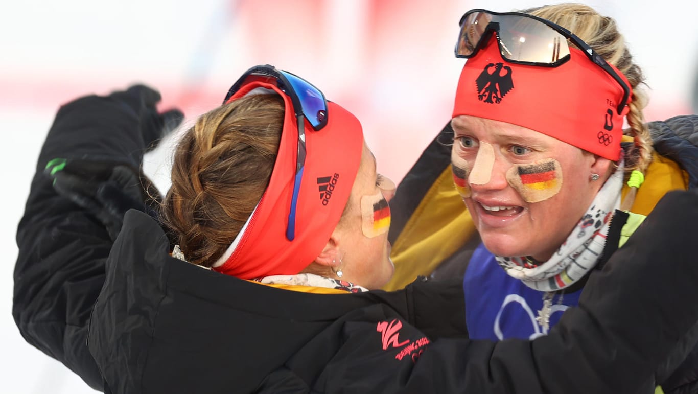 Gold im Teamsprint: Victoria Carl (re.) und Katharina Henning ist die Fassungslosigkeit über den Olympiasieg noch anzusehen. Auch ARD-Kommentator Jens-Jörg Rieck konnte es kaum glauben.