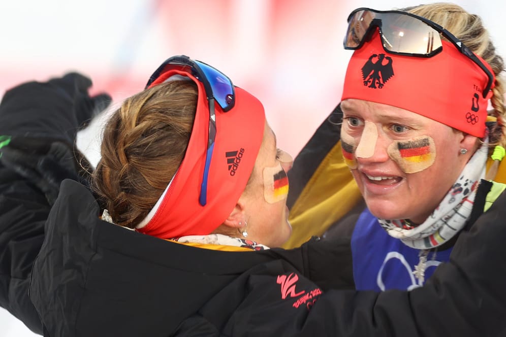 Gold im Teamsprint: Victoria Carl (re.) und Katharina Henning ist die Fassungslosigkeit über den Olympiasieg noch anzusehen. Auch ARD-Kommentator Jens-Jörg Rieck konnte es kaum glauben.